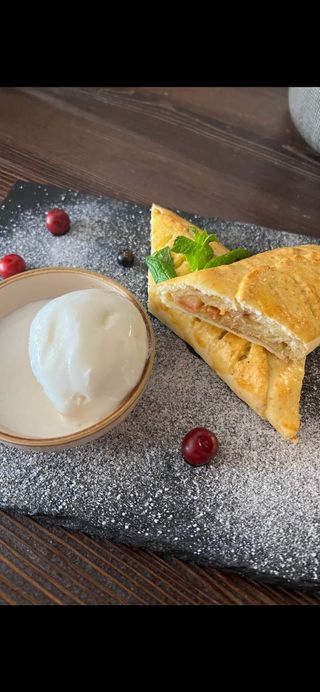 Яблочный штрудель с мороженым 