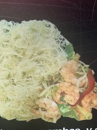 Fideos fritos con gambas y curry