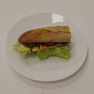 Kanapka z jajkiem i bekonem