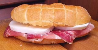 Panino con prosciutto crudo e mozzarella