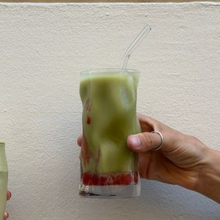 Iced fresa matcha latte