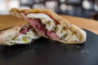 Sándwich De Prosciutto Crudo Y Queso Mozzarella