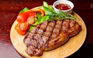 ღორის სტეიკი გარნირით და სოუსით