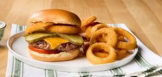 Burger+ 9 krążków cebulowych+ CocaCola 0,5l