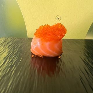  2 pz Gunkan salmón tobiko (2 pzs.)