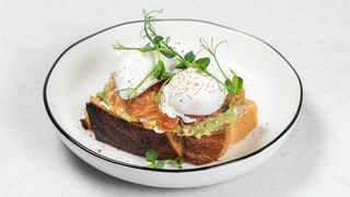 Avocado tost sa lososom