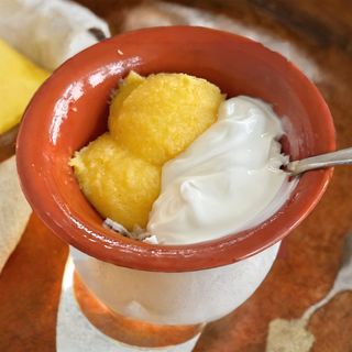 Mămăligă cu brânză sărată și smântână