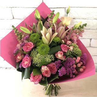 Buchet (1384)conus din flori sezoniere