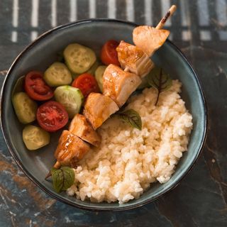 Рис з курочкою та салатом