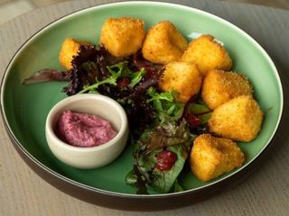 Camembert pane cu gin chutney