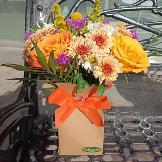 Cajitas Kraft con ramo de flores.