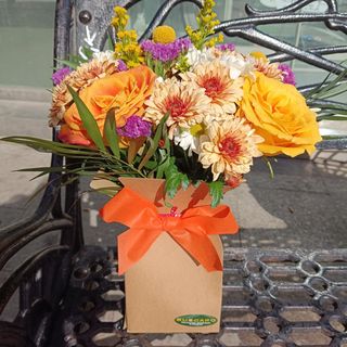 Cajitas Kraft con ramo de flores.