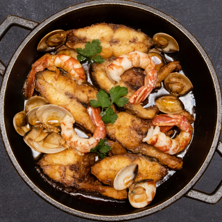 Cazuela De Dorada Con Almejas Y Gambas