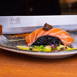 Nigiri de salmón y emulsión de trufa