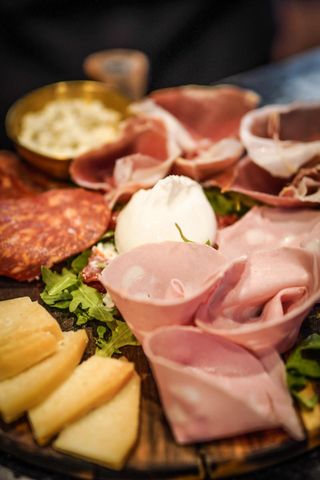 Tabla de Quesos y Embutidos Italianos