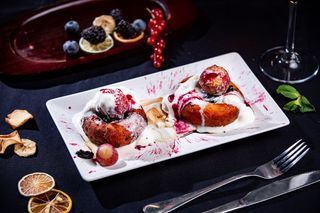 Papanasi cu branza de vaci, smantana si dulceata de casa