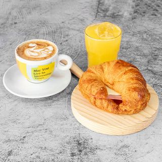 Capuccino Con Croissant De Jamón/Queso Y Zumo De Naranja