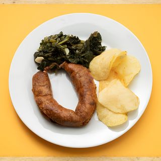 Alheira no churrasco com guarnição