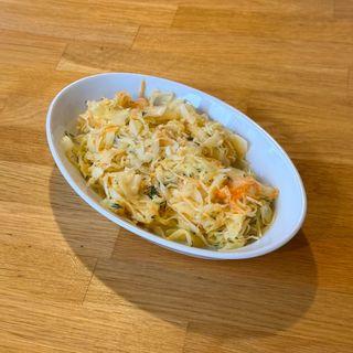 Surówka z białej kapusty