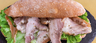 Panino con porchetta bernabei al coltello dei castelli romani