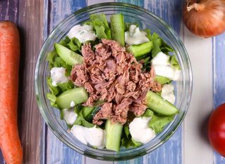 Зелена салата с риба тон