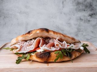 Піца-кишенька з хамоном (230g)