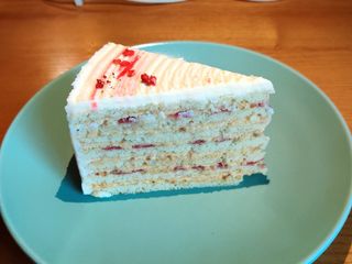 Торт "Milky Girl" з полуничним конфі (190г)