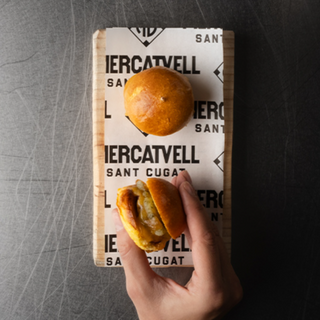 205 Mini hamburgueses de vaca amb ceba caramel·litzada i formatge (2 ud)