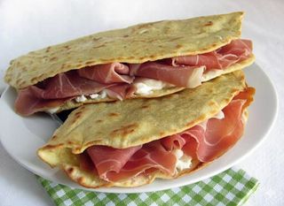 Piadina con prosciutto crudo e squacquerone