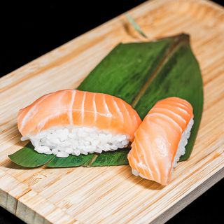 35. Nigiri 6 salmone