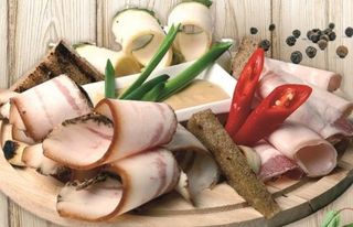 Закуска з генеральським салом, гренками та огірками