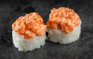 Ролл острый лосось (320г)