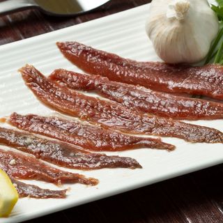 Anchoas del Cantábrico con aceitunas rellenas