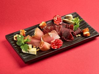 Добірка витриманих сирів і в’ялених делікатесів (150g)