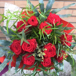 San valentino 12 rose con verde e complementi 