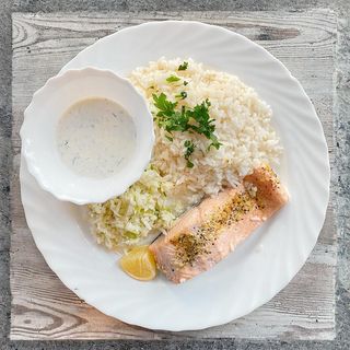 Łosoś na maśle czosnkowym z dipem koperkowym