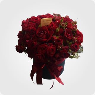 წითელი სპრეი ვარდები ყუთში