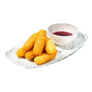 Сырные палочки с клюквенным соусом