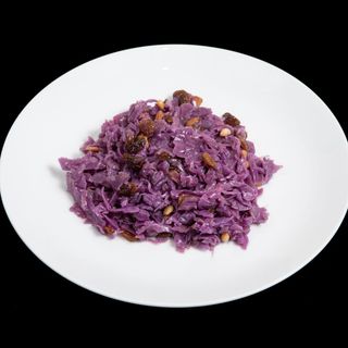 Lombarda con pasas y piñones