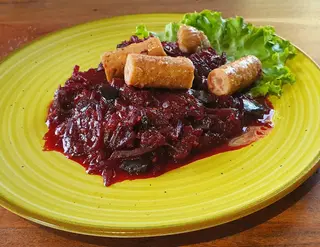 Tocăniță de vinete,sfeclă și carnaciori din soia-fara gluten, vegan/de post