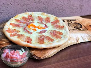 Carbonara pizza