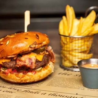 Burger cu jalapeno și cartofi