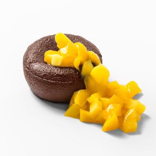 Fondant de chocolate con mango y maracuyá