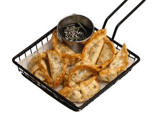Pierożki Gyoza z kurczakiem i warzywami (8 szt)