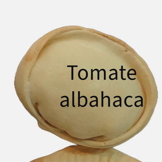 Empanada mozzarella, tomate seco y albahaca