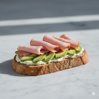 Tostada Aguacate, Pavo Y Queso Crema