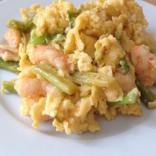 Revuelto de ajetes y gambas