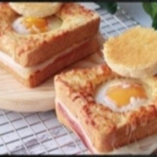 146. Bikini con huevo