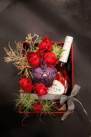 Poklon Kutija sa Cvećem i Pićem