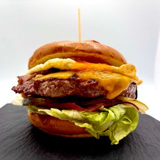 Hamburguesa Completa De Ternera Gallega con patatas.